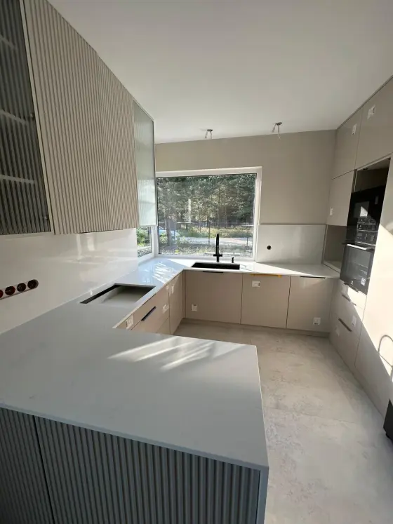 2110 Montmartre (Avant) — виріб з каменю з виразною фактурою каменю від EDELWEISS