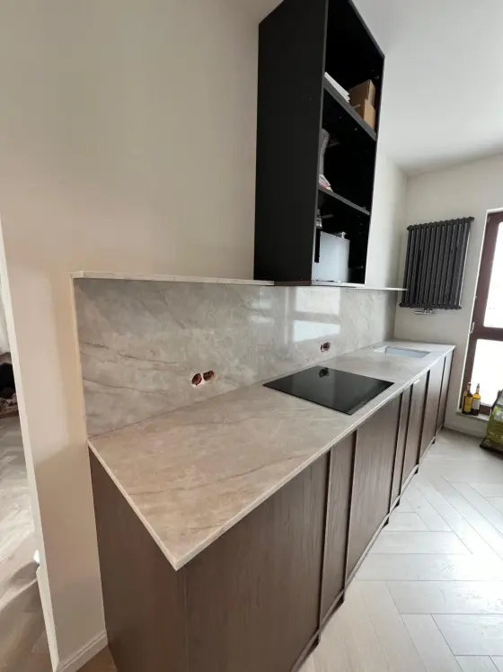 5700 Taj Amelie 5000х2500 pix (Avant) — виріб з каменю з виразною фактурою каменю від EDELWEISS