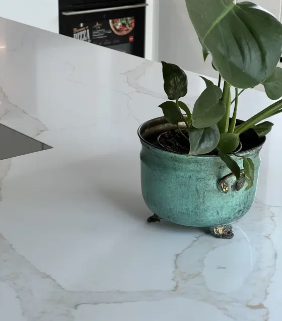 7070 Calacatta Versailles (Avant) — виріб з каменю з виразною фактурою каменю від EDELWEISS