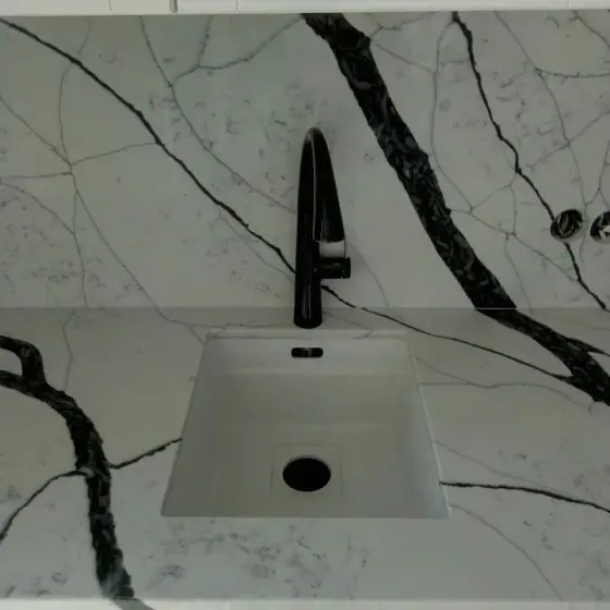 7300 Calacatta Ajaccio (Avant) — виріб з каменю з виразною фактурою каменю від EDELWEISS