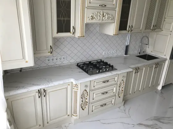 7470 Calacatta Bearn (Avant) — виріб з каменю з виразною фактурою каменю від EDELWEISS