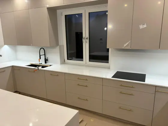 7580 Calacatta Pantin (Avant) — виріб з каменю з виразною фактурою каменю від EDELWEISS