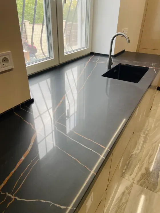 7700 Calacatta Marseille (Avant) — виріб з каменю з виразною фактурою каменю від EDELWEISS