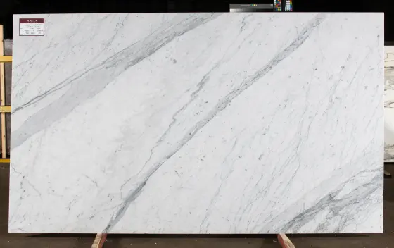 Scalla Naturale — Bianco Venatino Statuaretto
