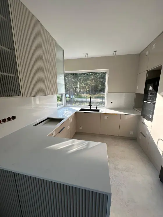 2110 Montmartre — виріб з каменю з виразною фактурою каменю від EDELWEISS