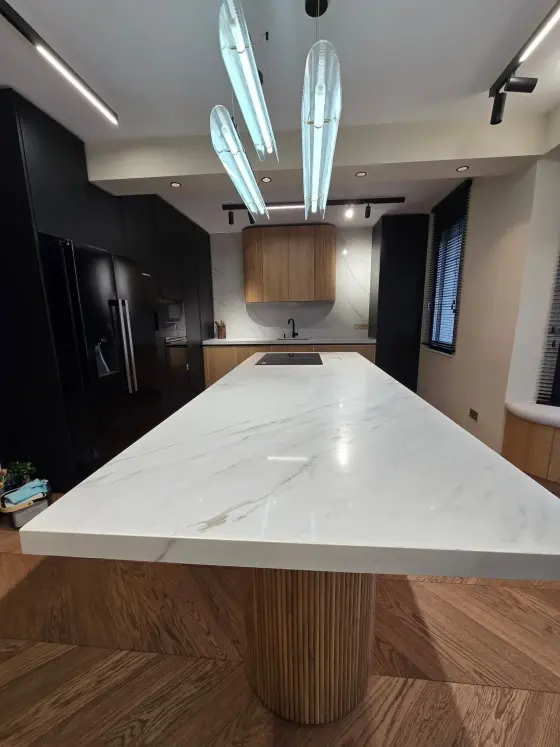 5720 Calacatta Riviera — виріб з каменю з виразною фактурою каменю від EDELWEISS