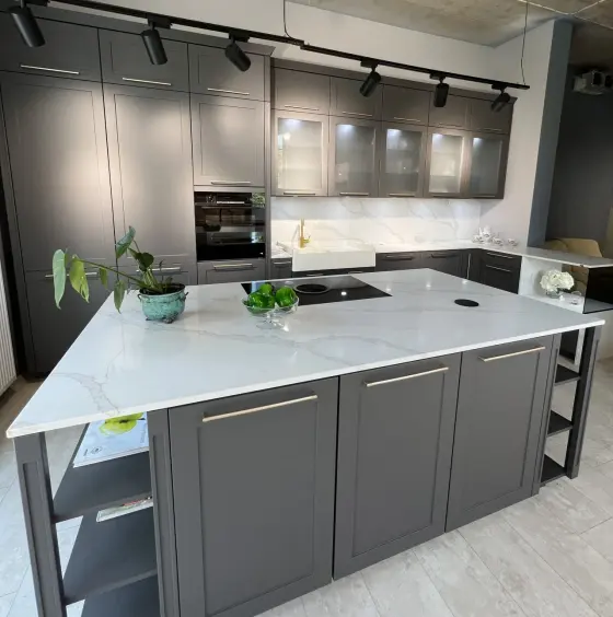 7070 Calacatta Versailles — виріб з каменю з виразною фактурою каменю від EDELWEISS