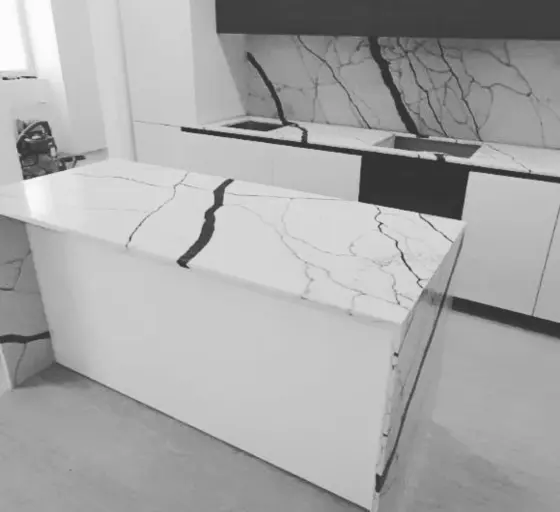 7300 Calacatta Ajaccio — виріб з каменю з виразною фактурою каменю від EDELWEISS