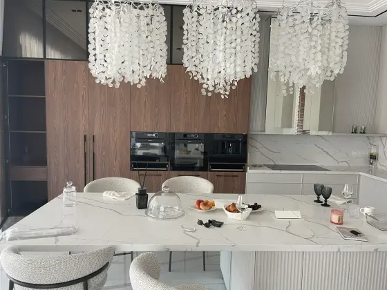 7400 Calacatta Dauphine — виріб з каменю з виразною фактурою каменю від EDELWEISS