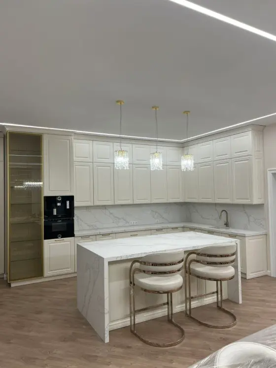 7470 Calacatta Bearn — виріб з каменю з виразною фактурою каменю від EDELWEISS