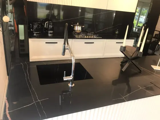 7700 Calacatta Marseille — виріб з каменю з виразною фактурою каменю від EDELWEISS