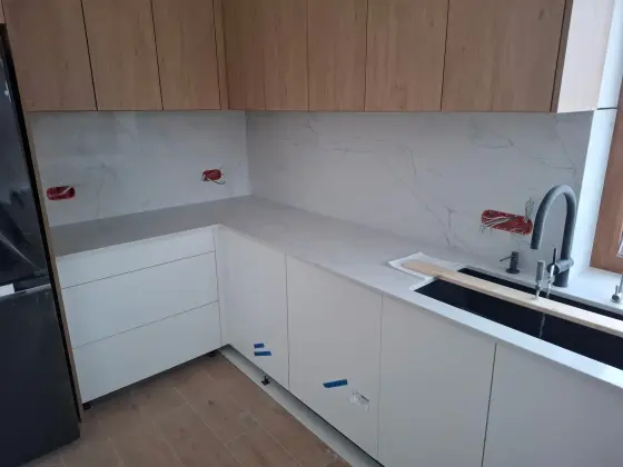 7970 Calacatta Troyes — виріб з каменю з виразною фактурою каменю від EDELWEISS