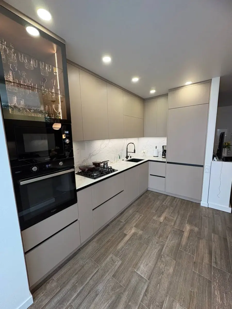 Кухні на замовлення зі стільницею в Одесі та Миколаєві з індивідуальними розмірами