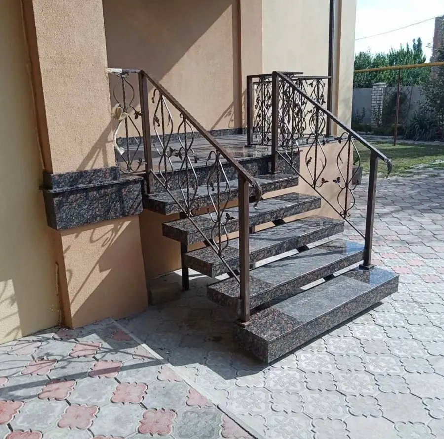 Сходи з каменю на замовлення у готовому інтерʼєрі